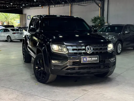 Volkswagen Amarok preta blindada no showroom