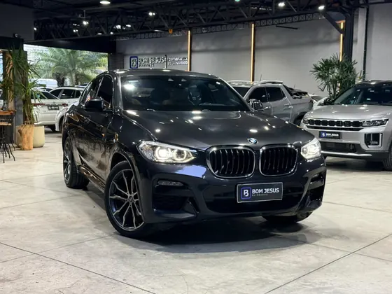 BMW X4 preta blindada no showroom
