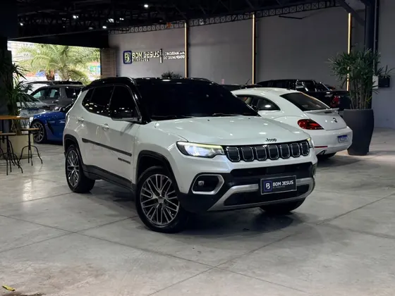 Jeep Compass branco blindado no showroom