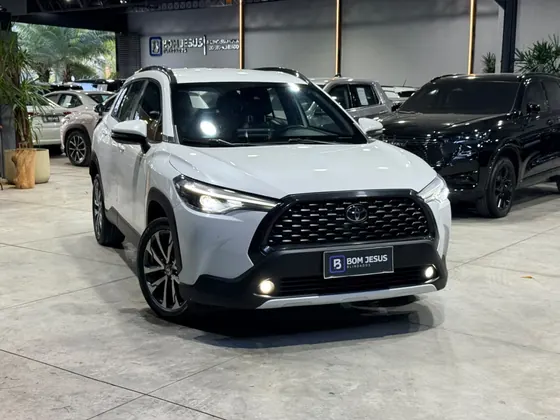 Toyota Corolla Cross branco blindado no showroom
