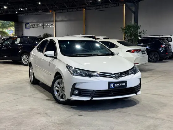 Toyota Corolla branco blindado no showroom