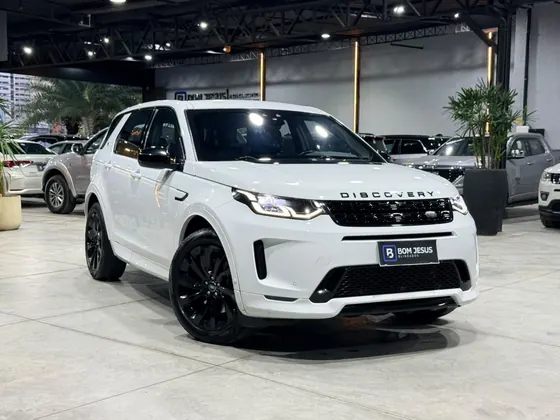 Land Rover Discovery Sport branco blindado no showroom