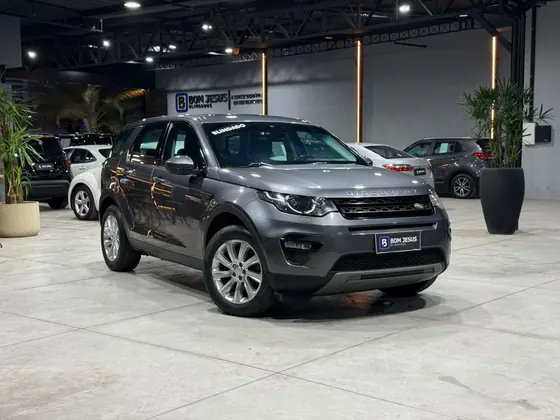 Land Rover Discovery Sport cinza blindado no showroom