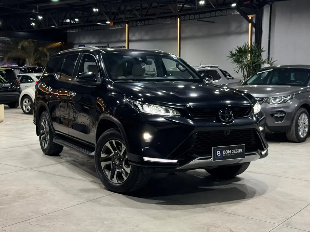 Toyota SW4 preta blindada no showroom da Bom Jesus Blindados