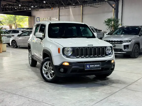 Jeep Renegade branco blindado no showroom