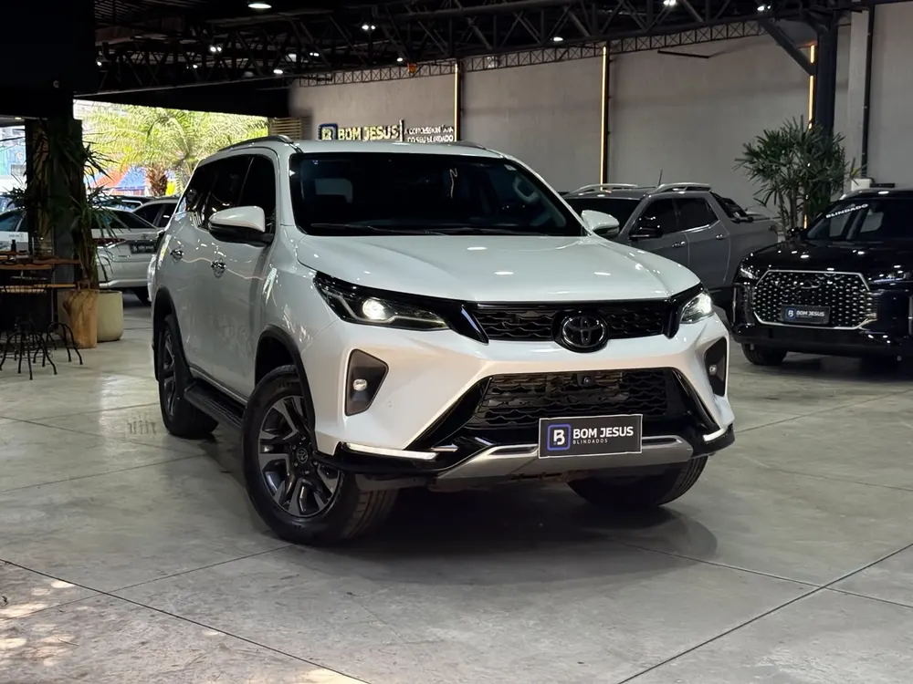 Toyota SW4 branca blindada no showroom da Bom Jesus Blindados