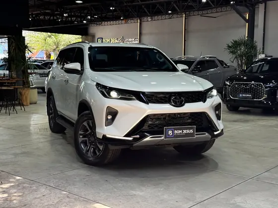 Toyota SW4 branca blindada no showroom